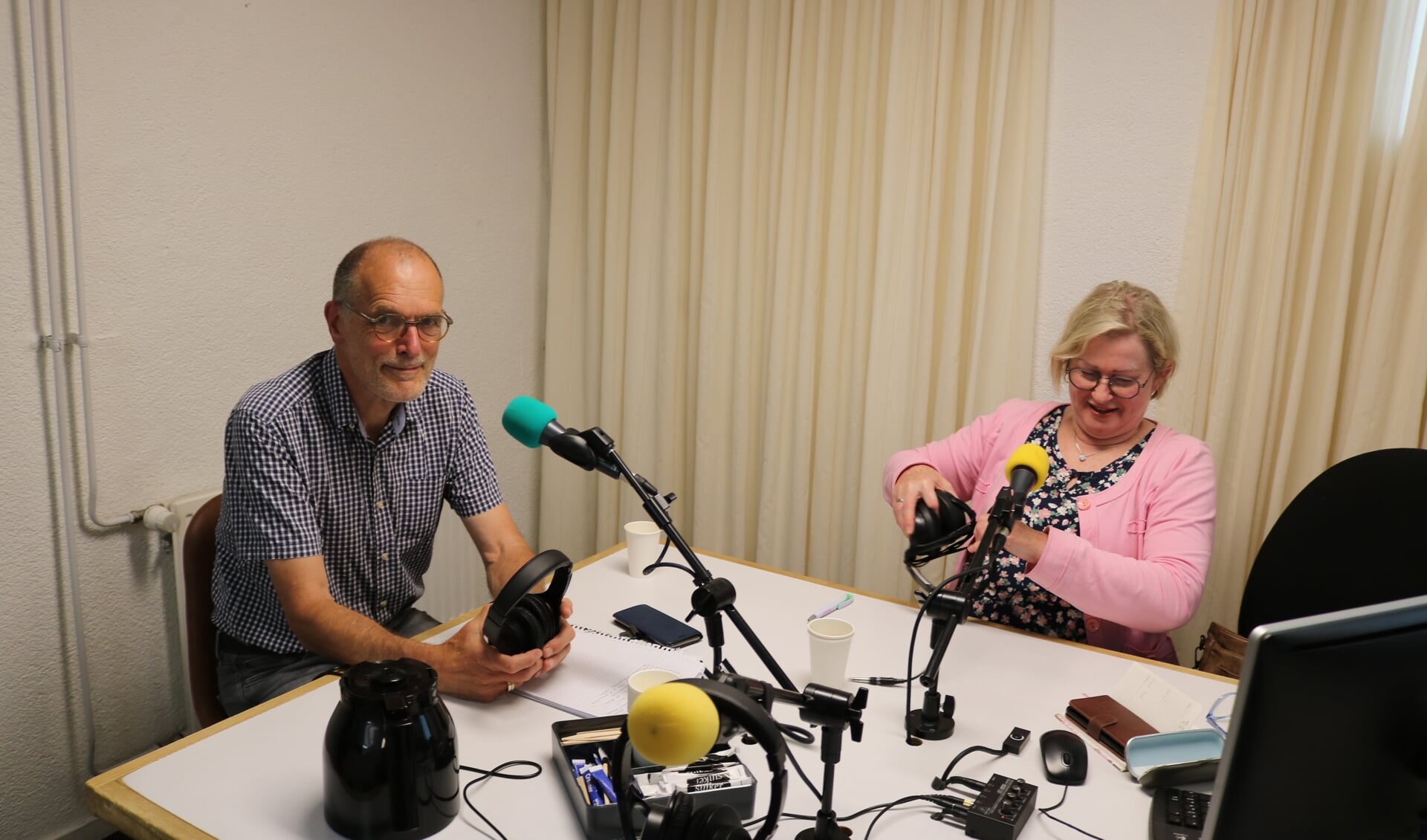 Voorzitter Jan Nijland (links) van de Noabershof Riessen en presentator Anja Bronk van Radio 350.