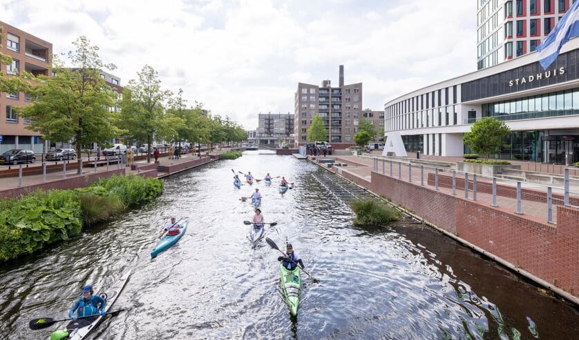 Almelo - Foto's van kanovaarders die vertrekken. Ze varen naar Nordhorn. Foto: Rikkert Harink RH20220521