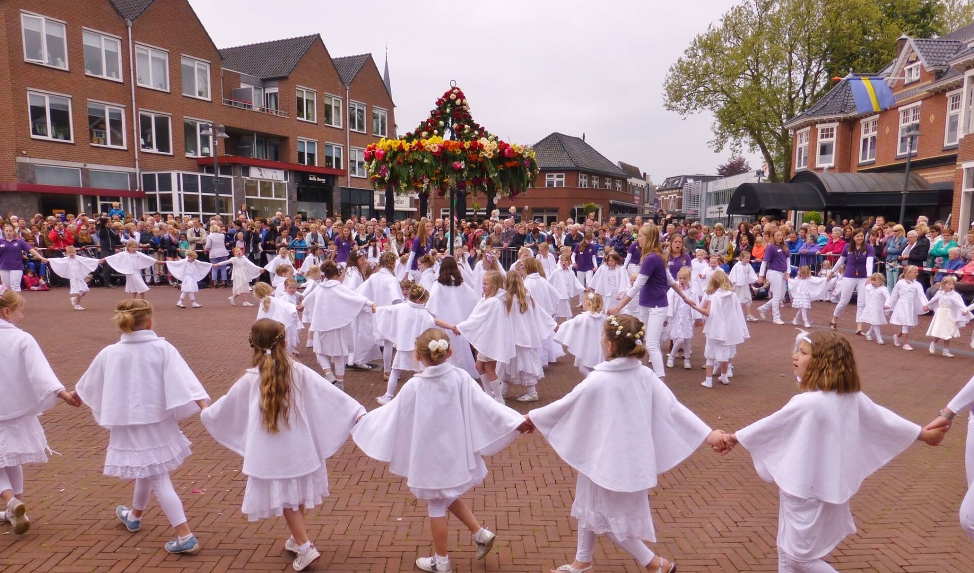 De dansende Pinksterbruidjes zijn meer dan een evenement: het is echt cultureel erfgoed.
