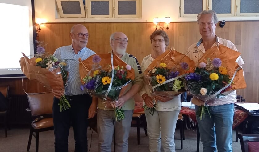 Jubilarissen van Pursang worden gehuldigd. Van links naar rechts Gerard ten Hove, Lieuwe Veldhuis, Jannie Lensink en Erwin Strijker.  