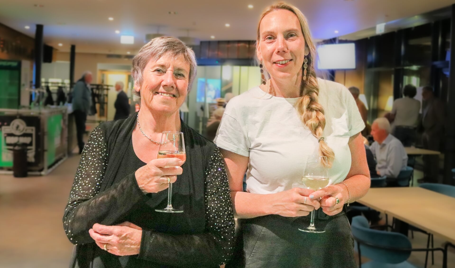 Thea Kroese (links) winnaar van de Twentse Taalpries 2022 en Femke Nijboer won de aanmoedigingsprijs.