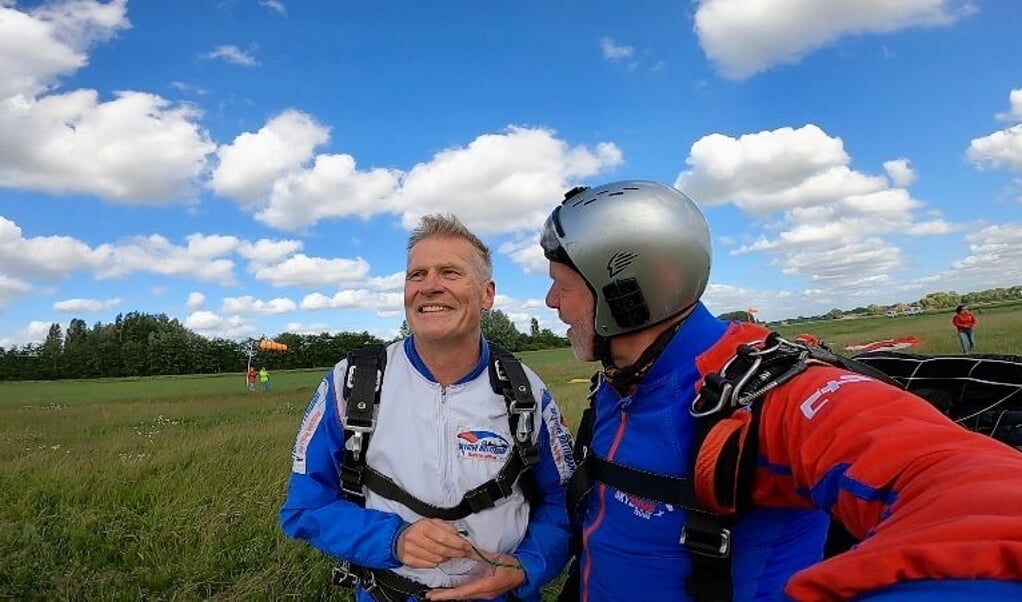 Peter Hannink met zijn skydive-piloot. 