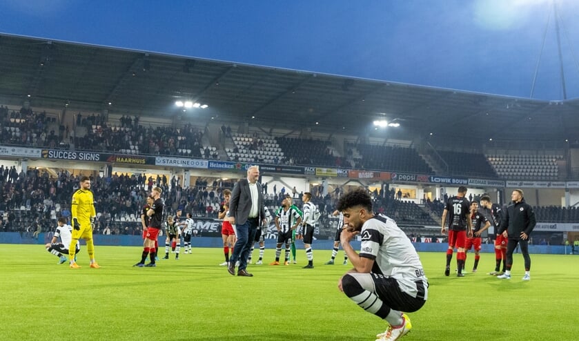 Bilal Basacikoglu in mineur na de wedstrijd van Heracles tegen Excelsior. (Foto: Michael Bulder/NESimages/)