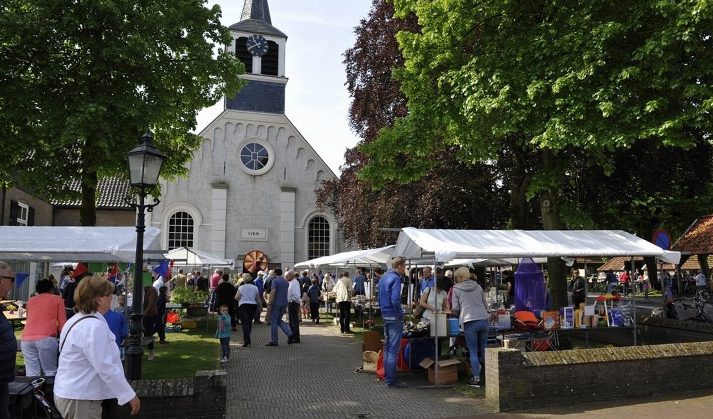 Zaterdag 21 mei wordt weer een Kerkpleinmarkt gehouden bij Kerkgebouw Hervormd Enter aan de Dorpsstraat (foto: www.henkpluimers.nl).