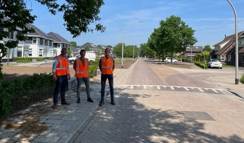 <p>Wethouder Johan Coes bekijkt samen met medewerkers van de gemeente Wierden de nieuwe Ypeloweg.</p>  