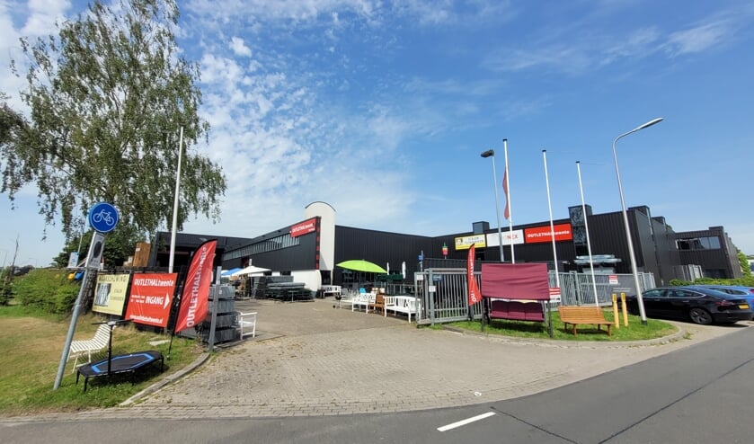 <p>Bij de Outlethal Twente in Oldenzaal is altijd iets verrassends te koop! Bezoek de winkel om kennis te maken met het brede en scherp geprijsde assortiment.</p>