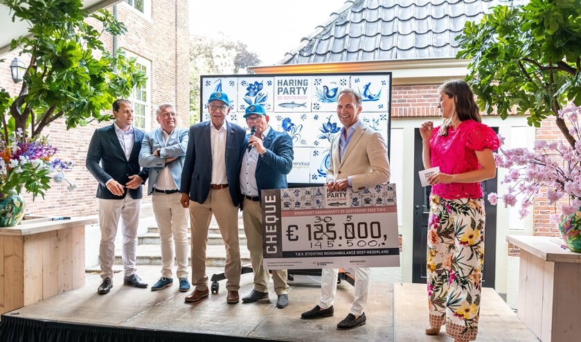 Van links naar recht organisator Guido Meinders, veiligmeester Henk Keizer, Salah Said en Hans Raanhuis (Wensambulance Oost-Nederland), organisator Hans Bloemendaal, presentatrice Sandy Nijhuis.