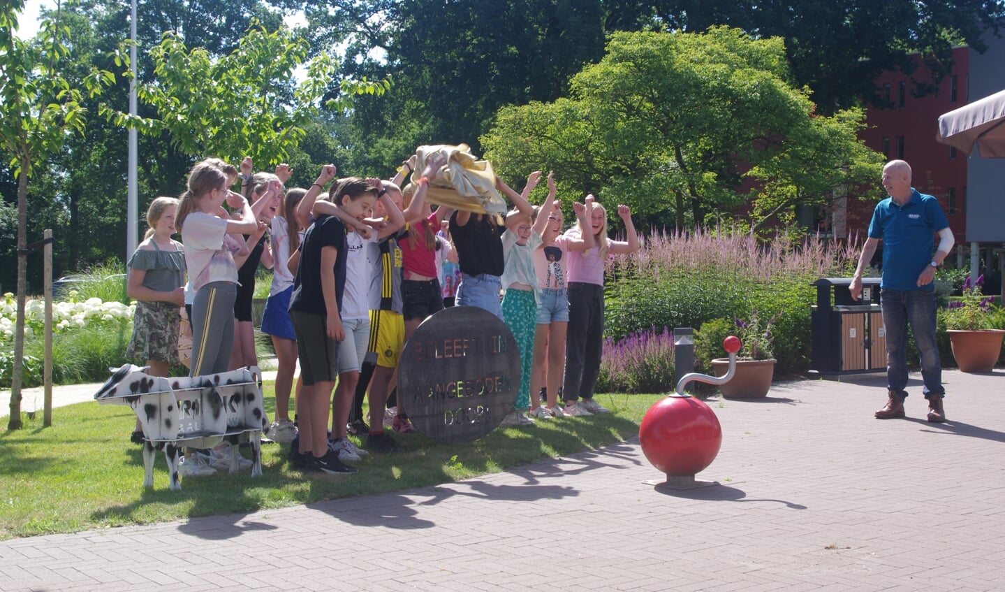 Na hard werken tijdens de techniekdag mochten de leerlingen van daltonschool Reggewinde Hellendoorn zelf het bord voor de beleeftuin onthullen.