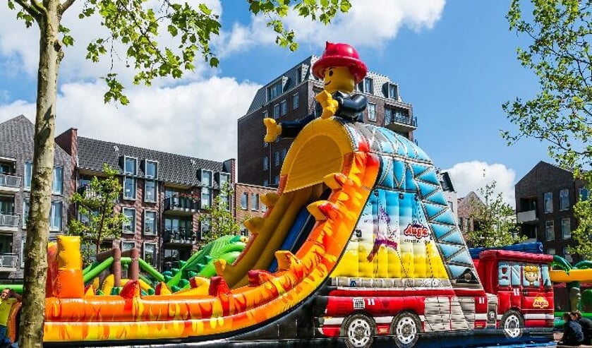 In het kader van de actiedag Oog voor Elkaar staat de grootste opblaasbare brandweerstormbaan ter wereld zaterdag bij kasteel de Oosterhof aan de Kasteellaan.