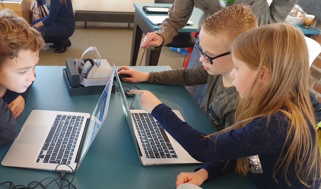 Kinderen kunnen bij de CoderDojo leren hoe zij zelf een computerprogramma of game kunnen programmeren.