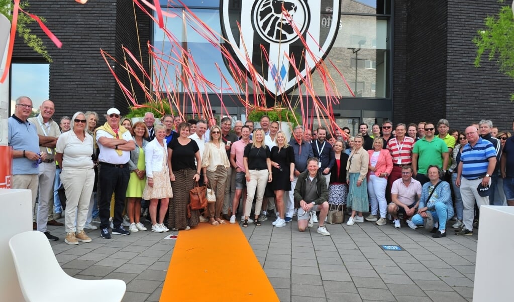 Stichting De Eethoek kreeg een cheque van de Lionsclub Almelo.