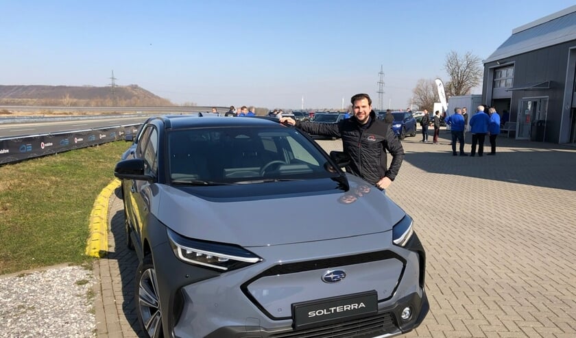 <p>Jarno Zuithof in Bornerbroek met de nieuwe Subaru Solterra.</p>