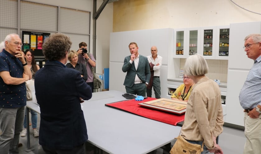 Arnoud Odding geeft uitleg aan gedeputeerde Roy de Witte (midden).
