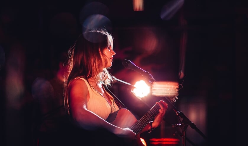 Iris Penning treedt op bij het Warme Woorden Festival (Foto: Sofie Gheysens)