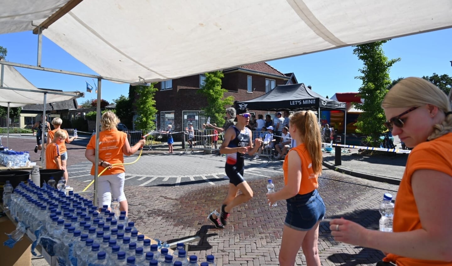 Vrijwilligers zijn onmisbaar tijdens de Triathlon Holten. Ze zorgen voor onder meer verkoeling, verfrissing en veiligheid voor deelnemers en publiek.