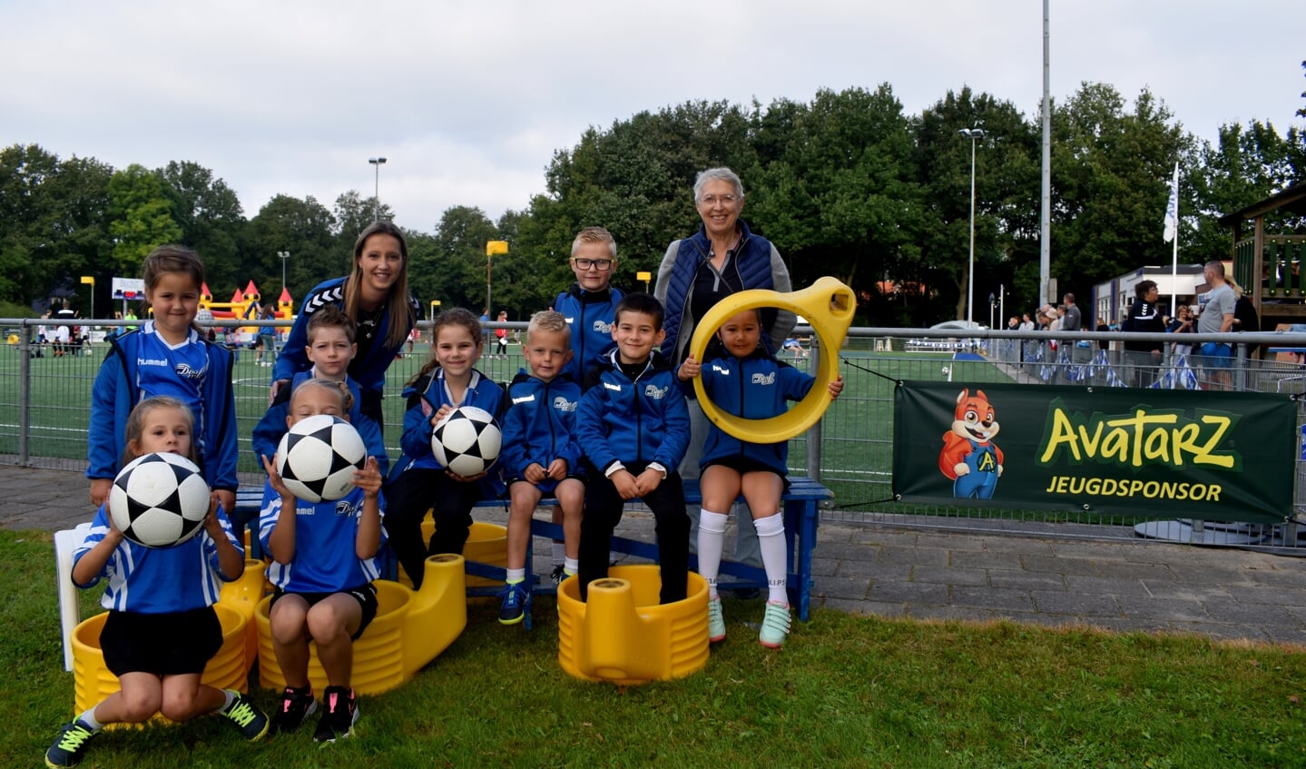 Janny Verreyt traint bij DOS-WK de F-jes, korfballertjes van 6 en 7 jaar. (Foto: Bert Sanders).