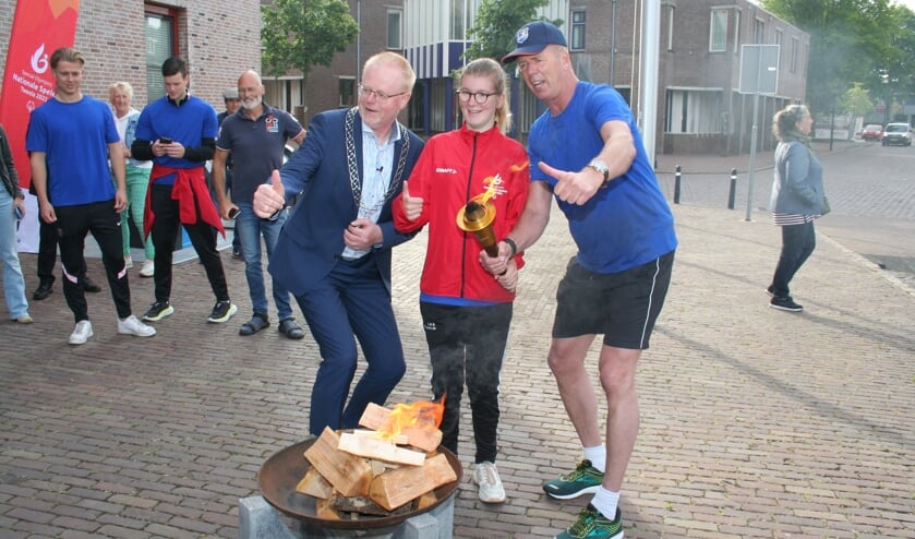 <p>De ontvangst van het vuur was mooi geregeld op de Ganzenmarkt.</p>