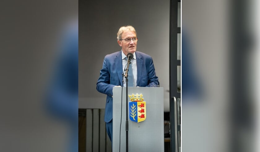 <p>Wethouder Jan Aanstoot van Gemeentebelang nam na acht jaar afscheid van de gemeente Rijssen-Holten en de burgers. (Foto: karakterfotografie.nl)</p>