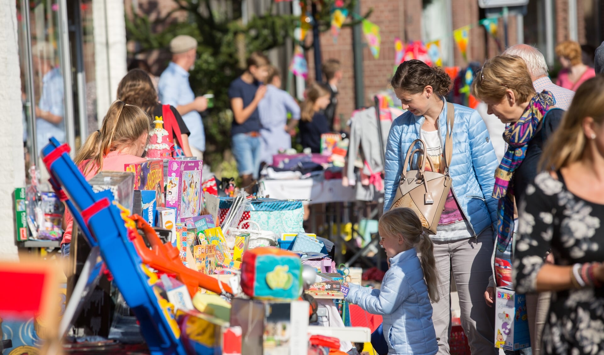 De kinderrommelmarkt op de Boeskool. (Foto: Wiebe Nieuwenhuis)