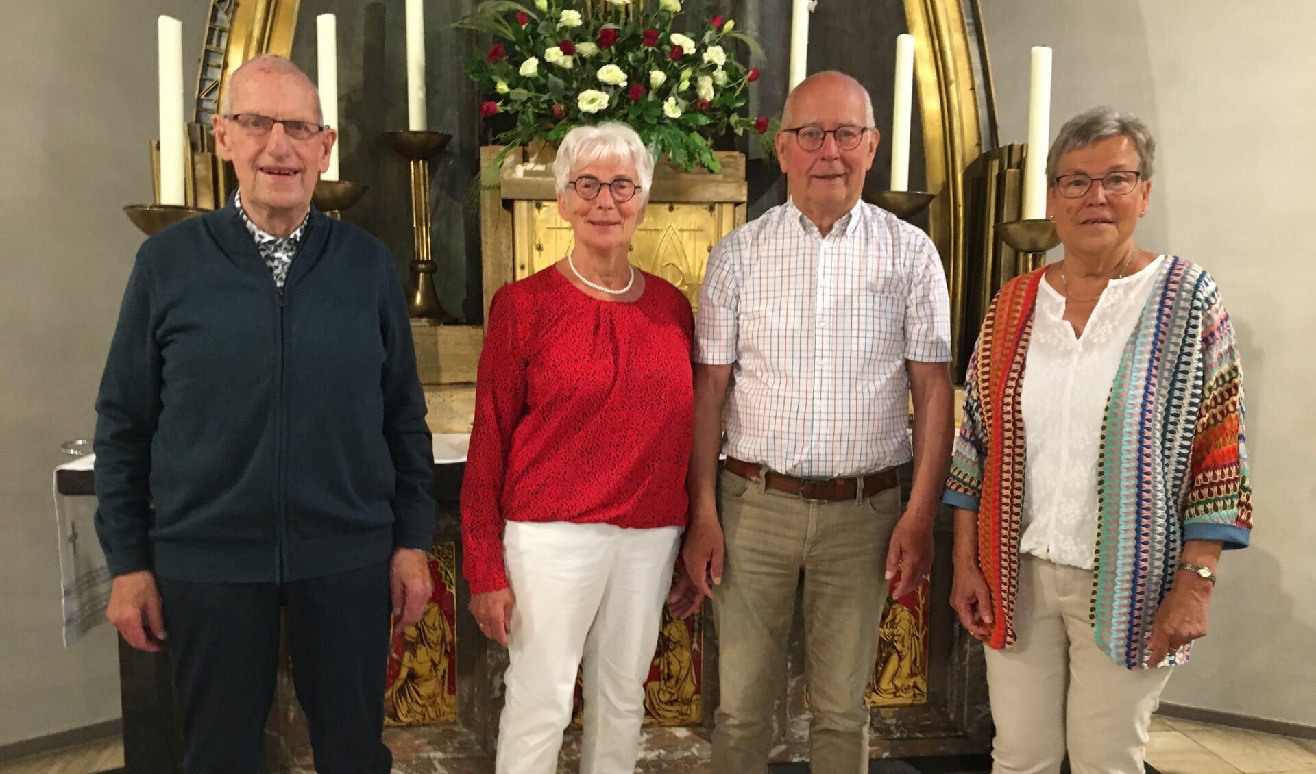 Joop, Tiny, Louis en Hetty poseren gewillig tijdens hun huldiging als jubilaris. Greet kon hier in verband met ziekte helaas niet bij aanwezig zijn.