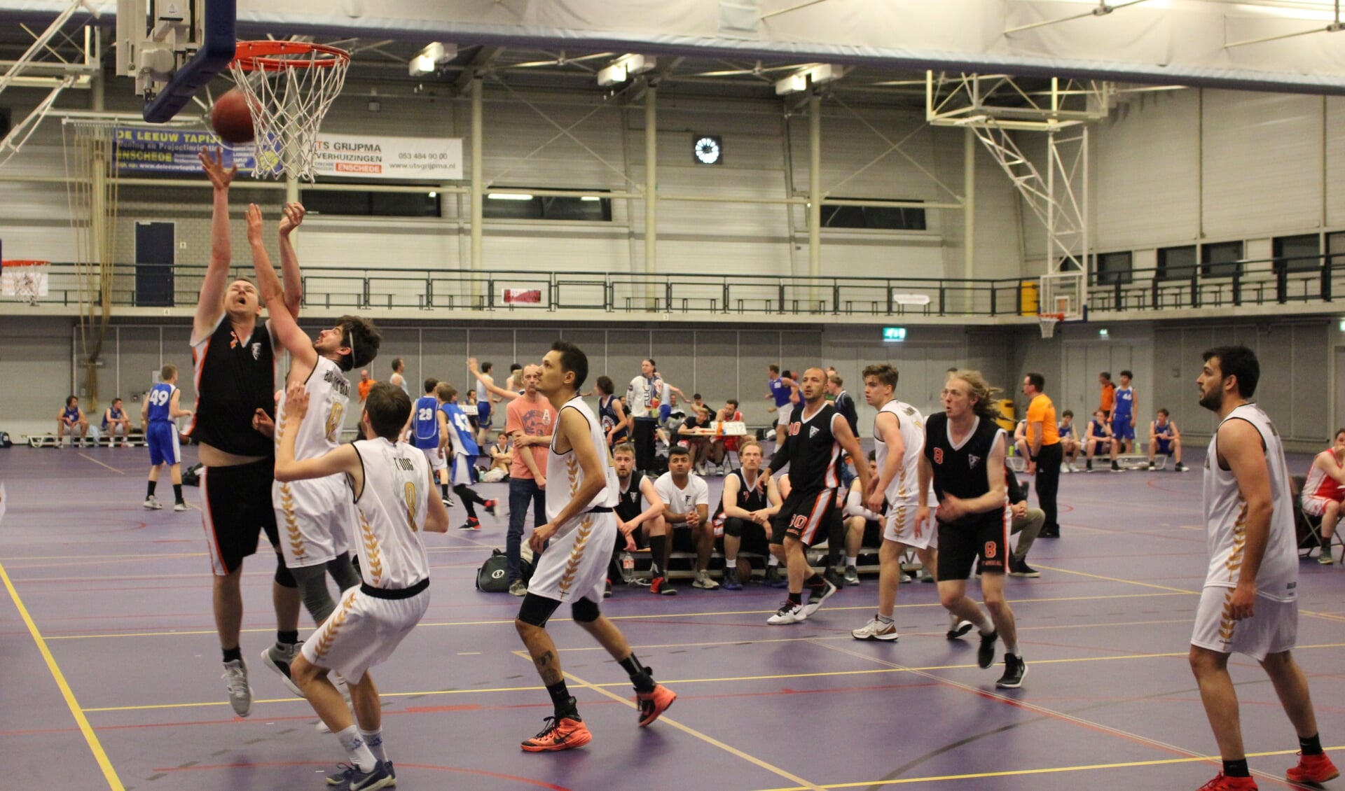 Twee dagen basketbal in de Diekmanhal vanwege het Amicaltoernooi.