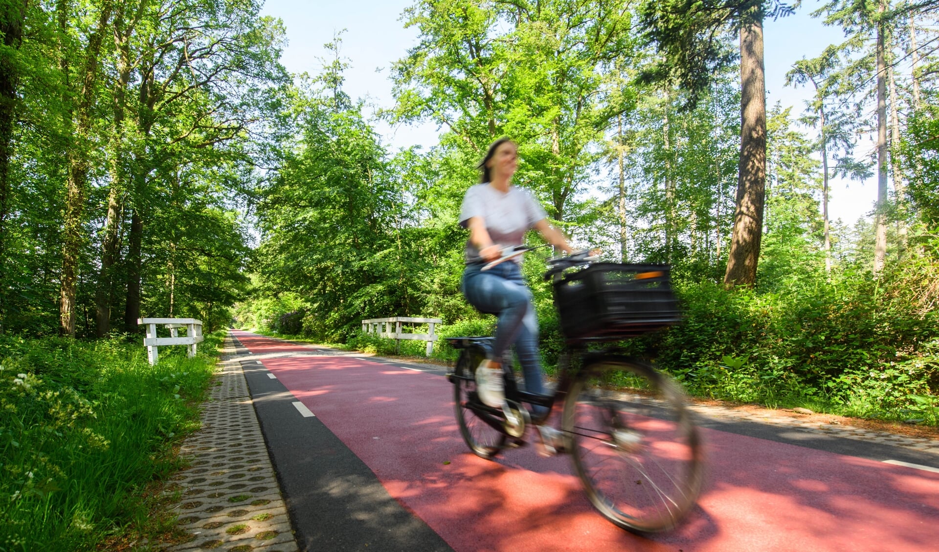 De nieuw ingerichte fietsstraat moet fietsen tussen beide centra aantrekkelijker maken voor mensen uit beide plaatsen.