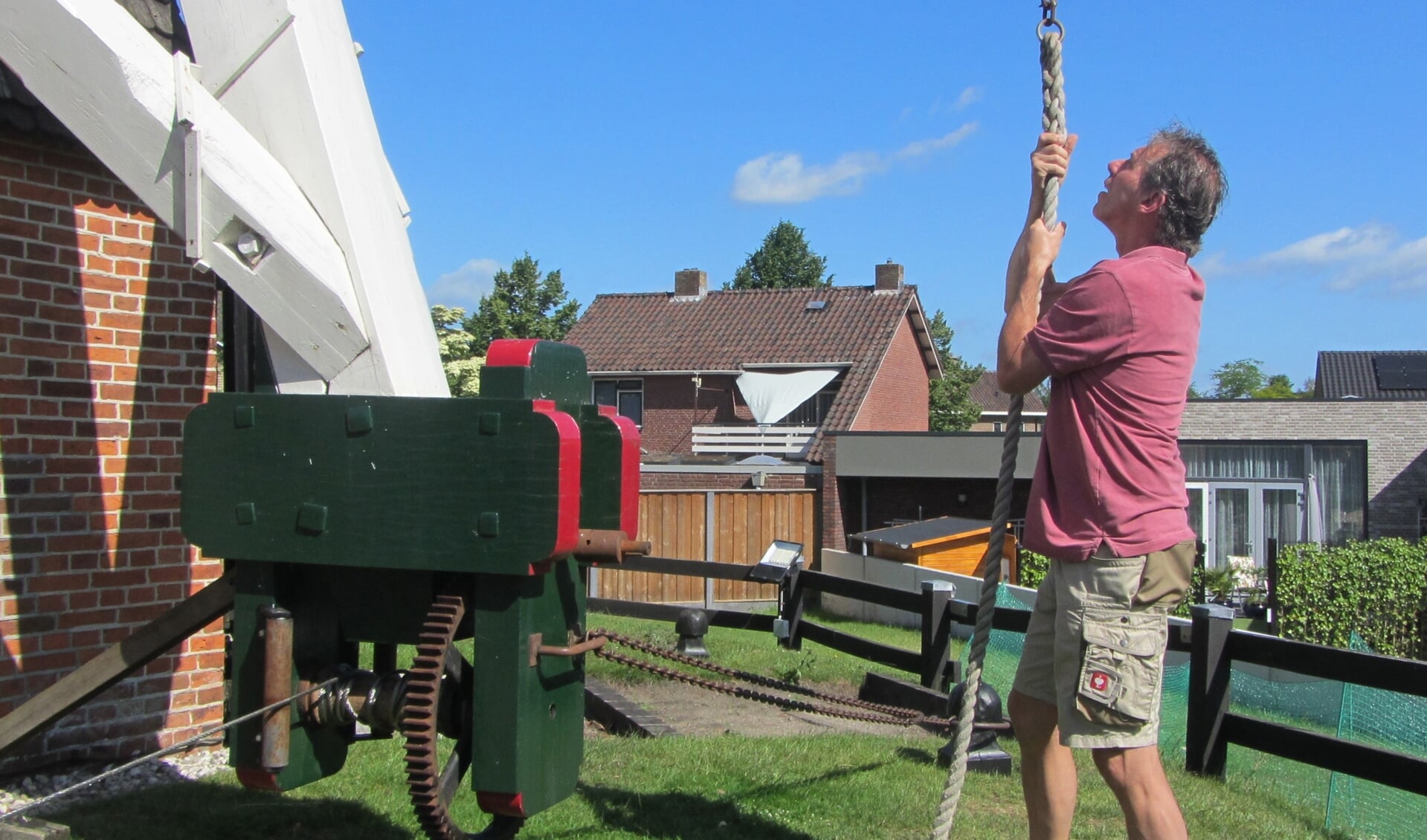 Molenaar in opleiding Martin Fischer bij het draaiklaar maken van de molen.