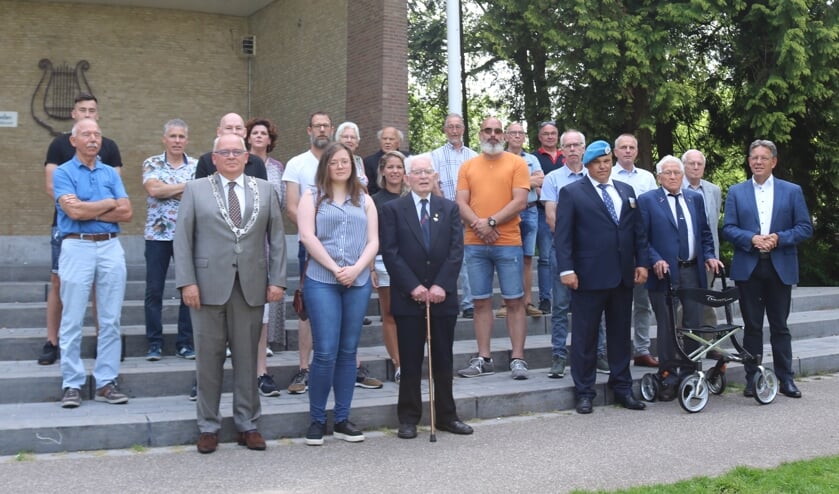 De veteranen van Rijssen-Holten poseren voor de traditionele groepsfoto voor de muziekkoepel in het Rijssense Volkspark. Links vooraan met ambtsketen burgemeester Arco Hofland en uiterst rechts voorzitter Erik Brinks.