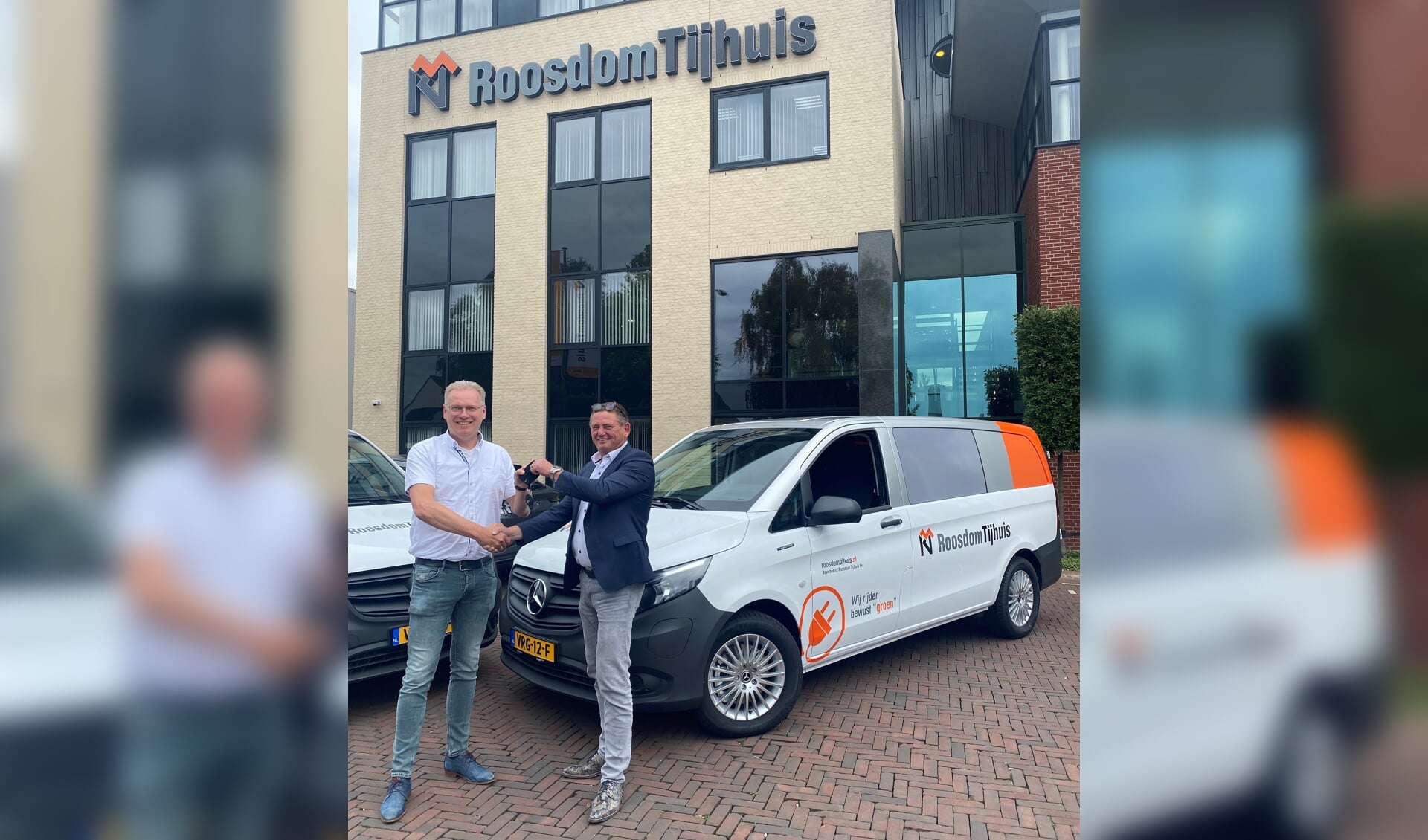 Joop Jansen, adjunct-directeur Roosdom Tijhuis, (links) ontvangt de autosleutels van Henk Wessels, verkoopadviseur Baan Twente.