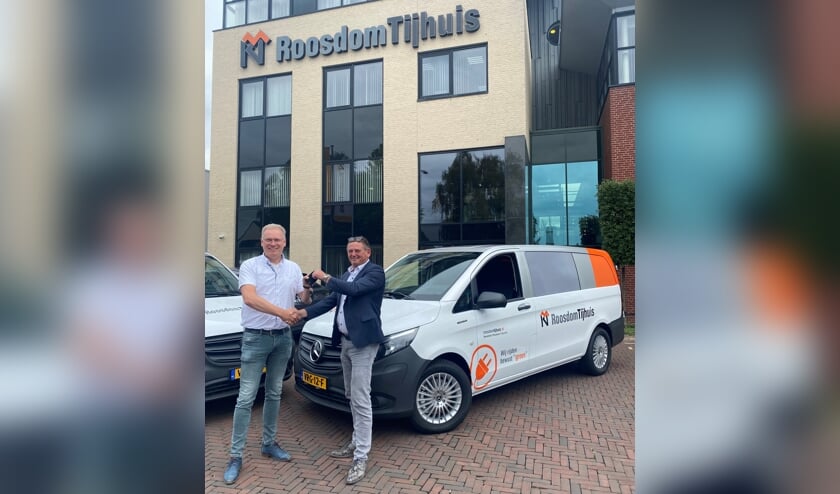 <p>Joop Jansen, adjunct-directeur Roosdom Tijhuis, (links) ontvangt de autosleutels van Henk Wessels, verkoopadviseur Baan Twente.</p>  