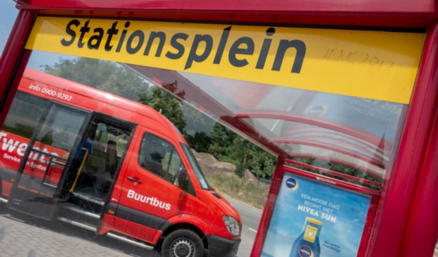De bus van lijn 597 bij de halte Station Nijverdal, bijna klaar voor vertrek richting Kruidenwijk of Krönnenzommer.