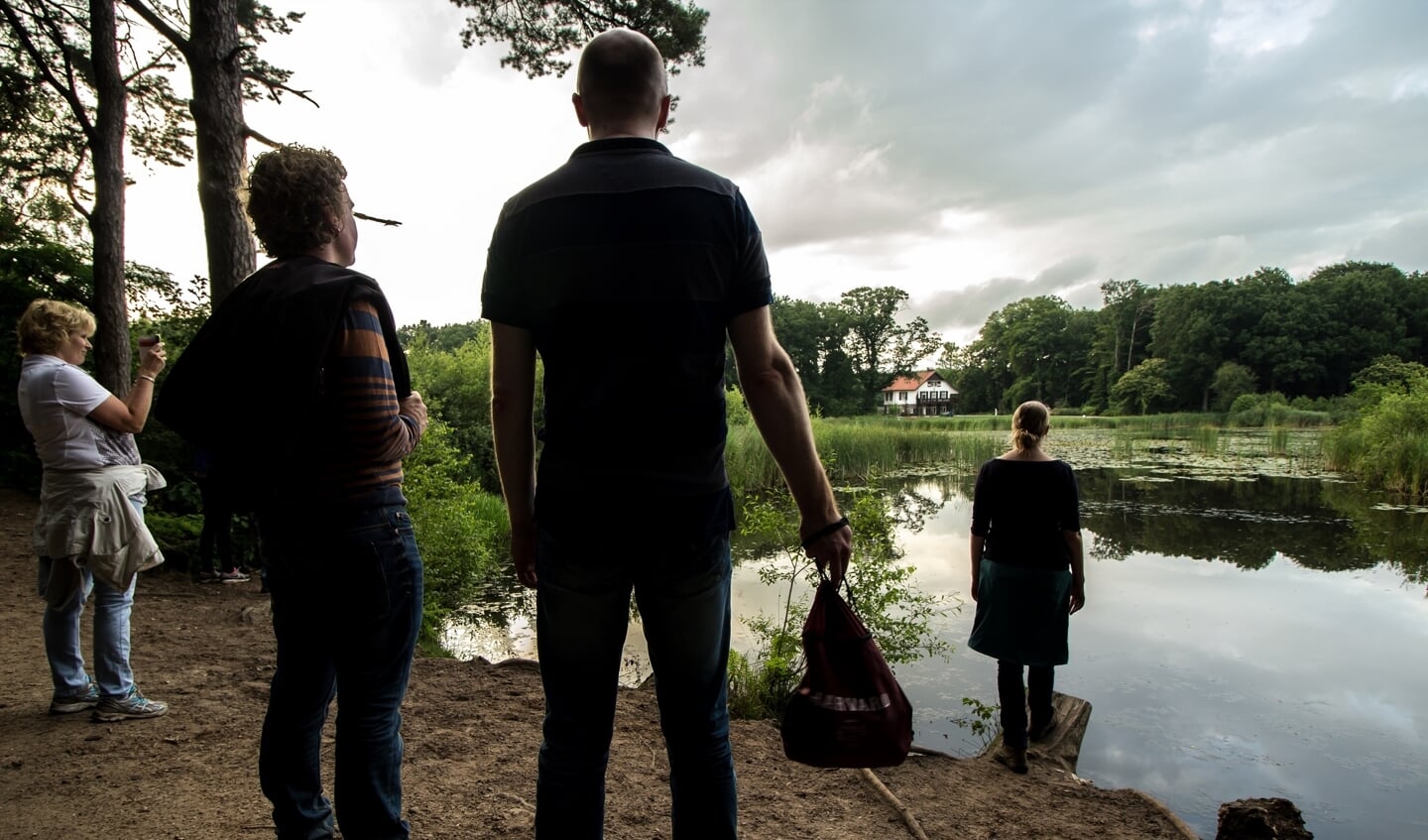 Wandelen bij het Lonnekermeer. (Foto: Clifton Buitink).