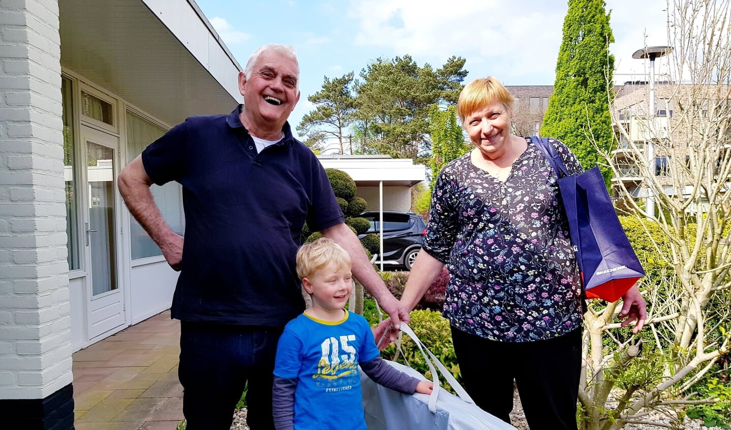 Kleinzoon Daan, met zijn opa Johan en oma Elly, samen weggeregend op Texel. Zal de Moezel beter weer bieden? (Foto: Linda Meijer)
