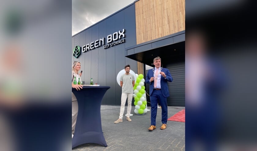 <p>De eerste vestiging van Green Box Self-Storage werd officieel geopend door Jorrit Eijbersen, burgemeester van de gemeente Hellendoorn.</p>