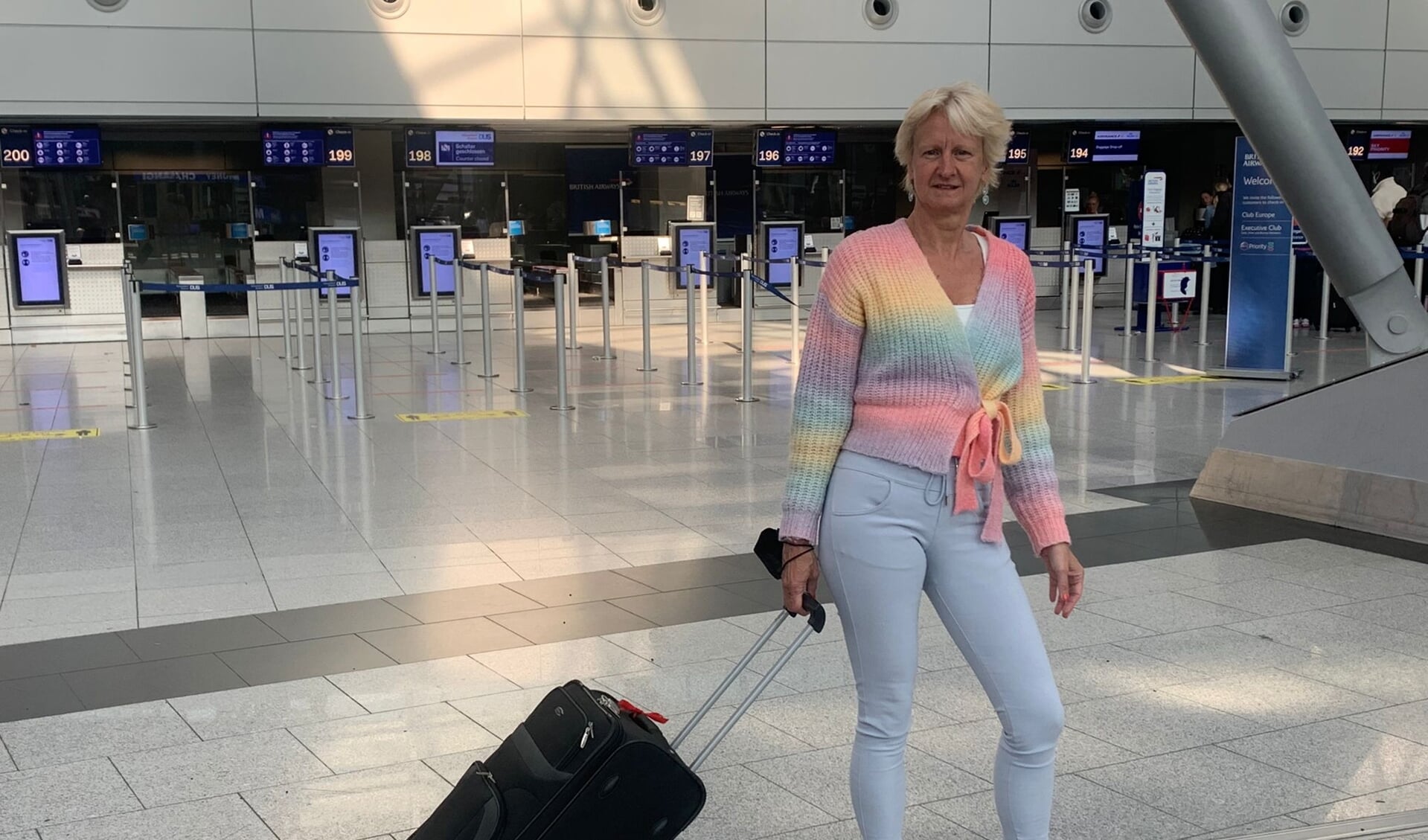 Marjon Kuipers langs de douane op vliegveld Düsseldorf, vlak voor haar vertrek naar het zonnige Tenerife (Foto: Marloes Kuipers)