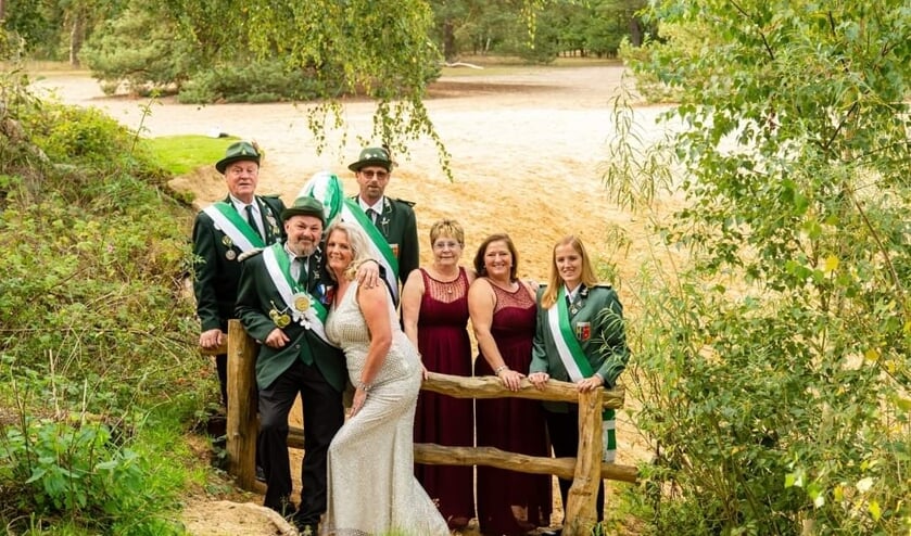 <p>Schutterskoning Roy Rouing zwaait af met zijn hofhouding. Eén van de mooie tradities bij het schuttersfeest.</p>