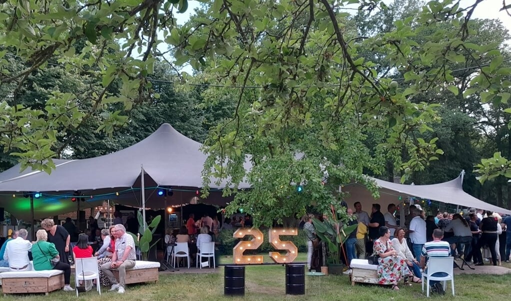 Binnen en buiten de tent in de boomgaard van landgoed Schuilenburg zijn ondernemers met elkaar in gesprek en genieten van het goed verzorgde eten en lekkere drankjes.