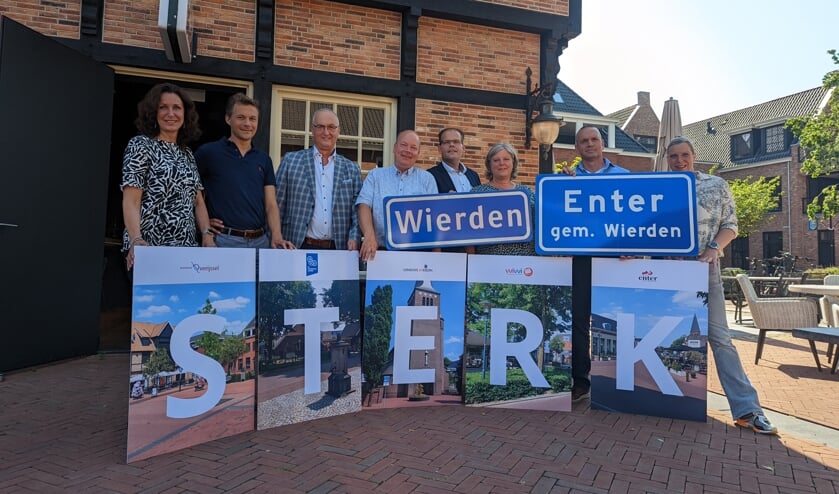 <p>Betrokken ondernemers, gemeente Wierden en provincie Overijssel bij de Gasterij Het Middenplein in Enter.</p>