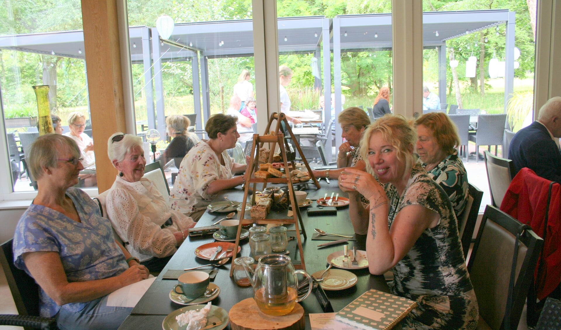De deelnemers aan het Alzheimercafé: nu een keer bij een gezellige High Tea.
