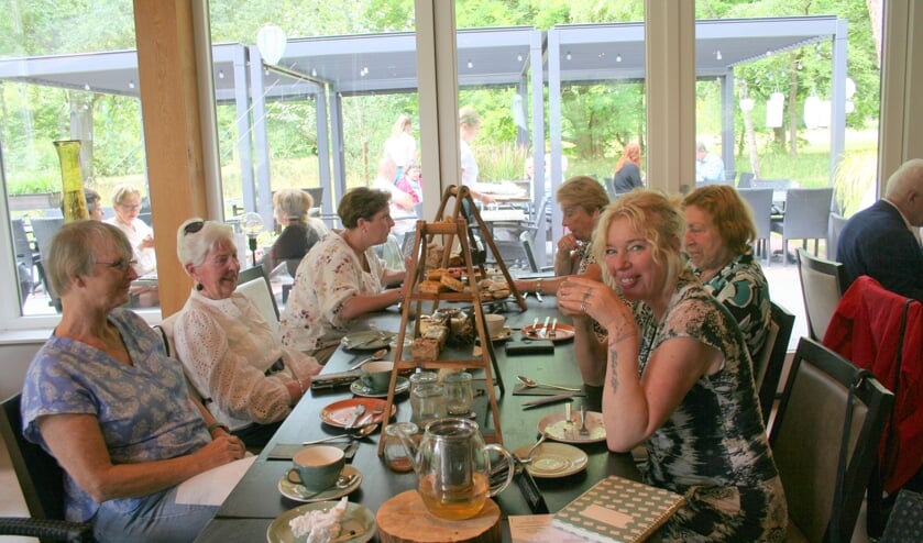 <p>De deelnemers aan het Alzheimercaf&eacute;: nu een keer bij een gezellige High Tea.</p>  