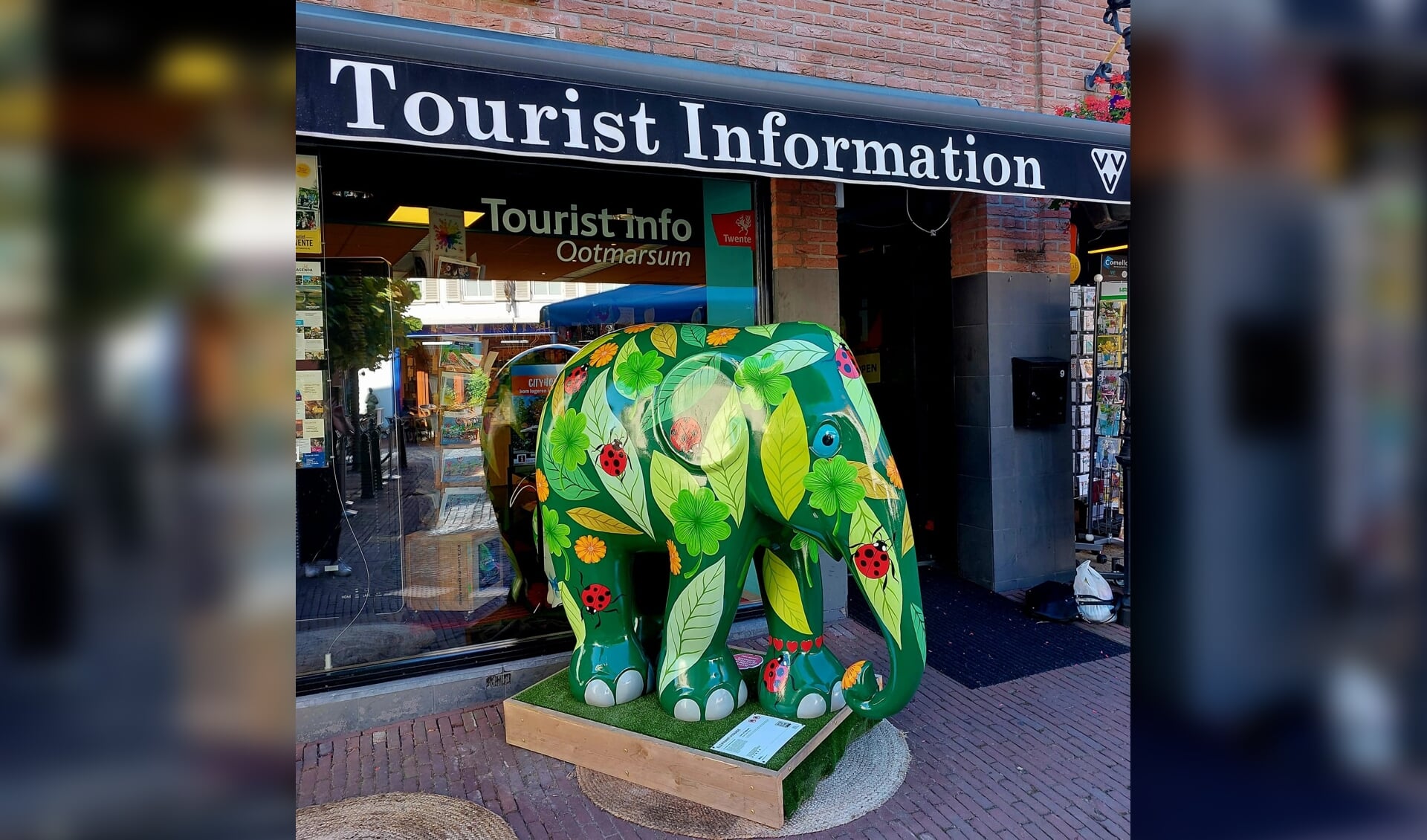 De vrolijke, grote olifant met Noek's ontwerp staat voor de Tourist Info in Ootmarsum.