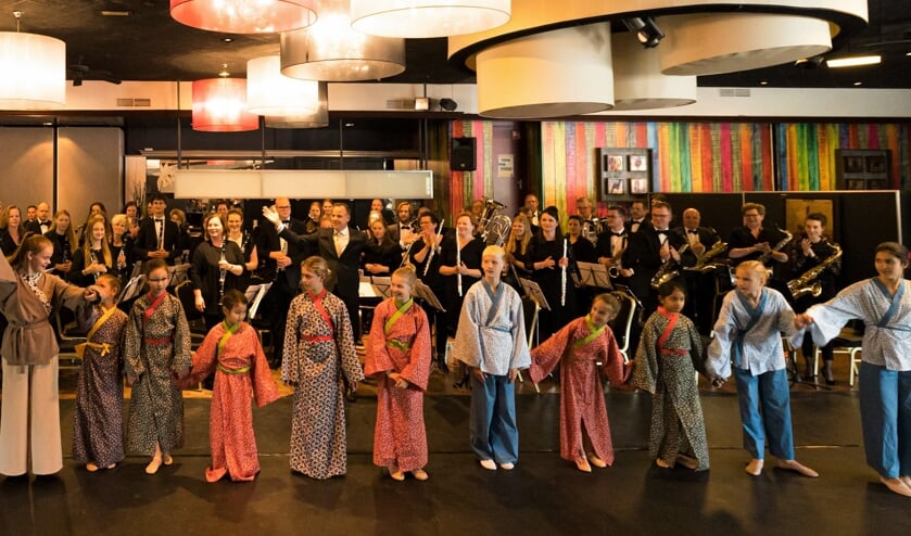 Orkest en dansers na afloop van een try-out van Bells of Paradise.
