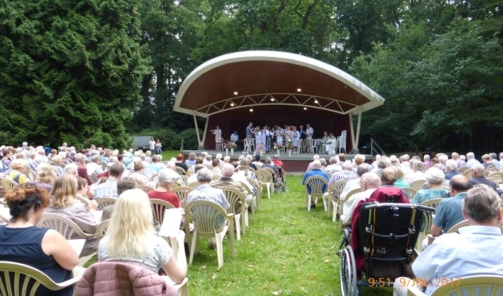 Openlucht viering in het Beeklustpark.