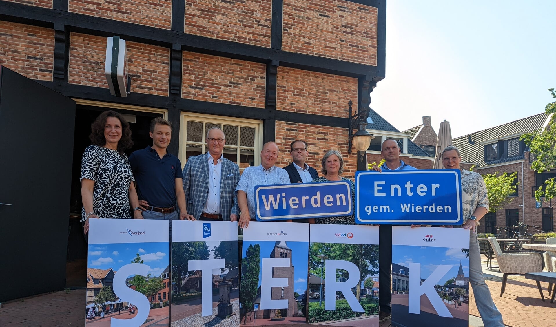 Betrokken ondernemers, gemeente Wierden en provincie Overijssel bij de Gasterij Het Middenplein in Enter.