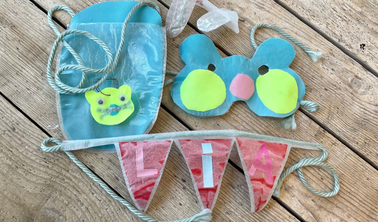 Van oud plastic kun je met de heatpress weer nieuwe dingen maken. Een leuke, creatieve workshop dus.