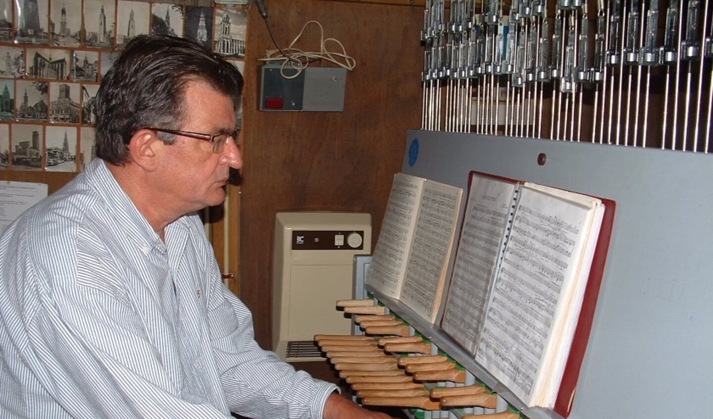 Peter Bremer achter het stokkenklavier van één van zijn eigen torens