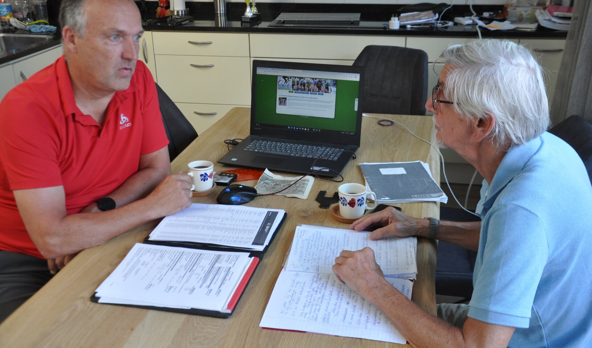 Gerrit Kaal en Jan Schefer vertellen enthousiast over de Ronde van Borne