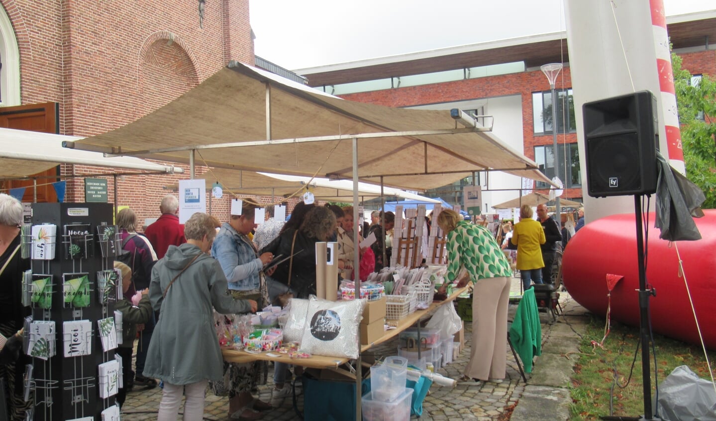 De kramen stonden zaterdag weer bij de kerk voor de Kerkpleinmarkt.