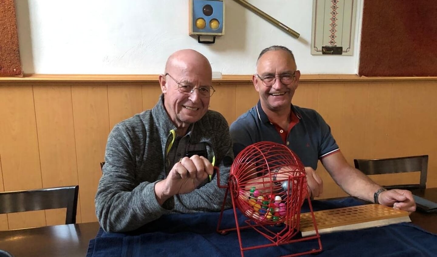 Bij Meros wordt elke laatste zaterdag van de maand een bingo gehouden. Martin Moes is draaier.