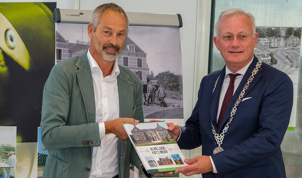 Herman van Limbeek en burgemeester Arjen Gerritsen. (Foto: Bert Boers)